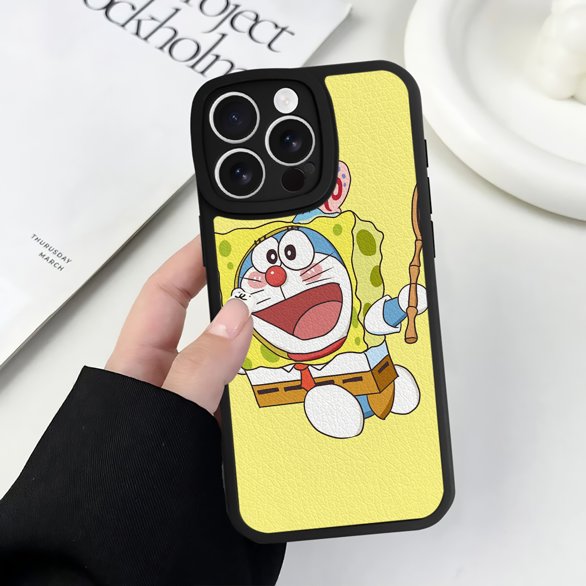 （画像用） ドラえもん Doraemon 【iPhone 16シリーズ対応】シリコンスマホケース（レザー調） 材質：シリコン